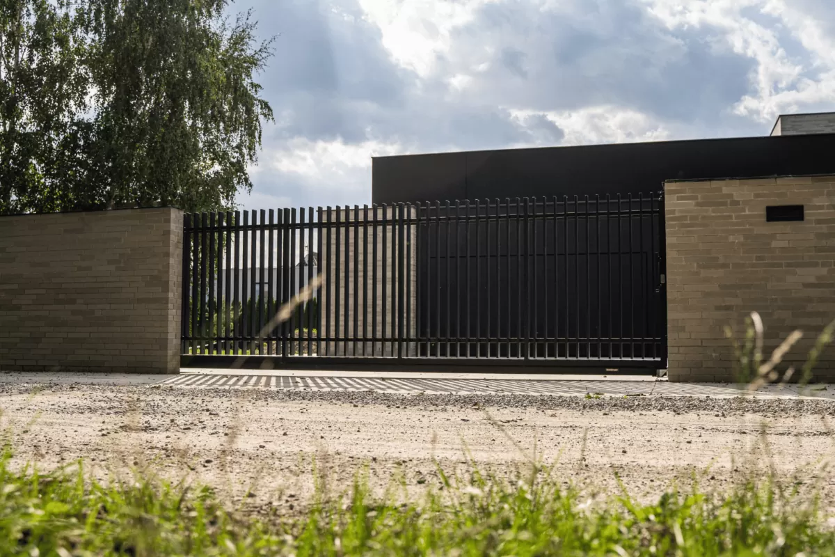 Ogrodzenie metalowe Verticale, brama samonosna z szerokim wjazdem, furtki